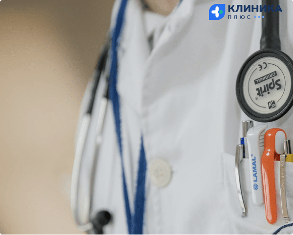 стетоскоп на груди человека